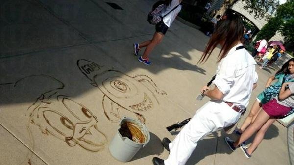 咖啡水畫畫，既可以在地面暫時留下顏色，作畫時還會發出淡淡的咖啡香氣。